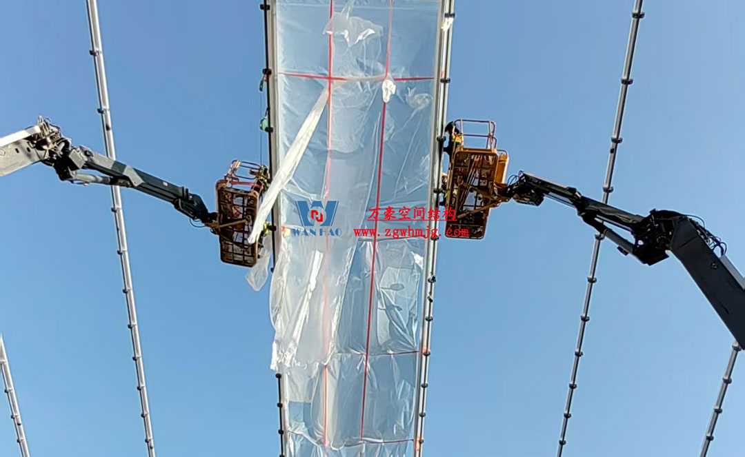無錫奧體中心體育場ETFE膜首吊成功,太湖畔將閃耀“生態之光” 無錫奧體中心體育場ETFE膜首吊成功,太湖畔將閃耀“生態之光”